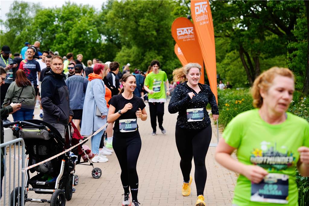 Bei Dortmunder Frühlingslauf im Revierpark Wischlingen waren am Sonntag viele Laufbegeisterte unterwegs.