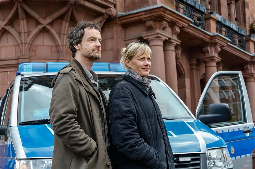 Leser-Reaktionen auf den Dortmunder Tatort und Sieraus Kritik Bei Dreharbeiten zum Dortmund-Tatort: die Schauspieler Jörg Hartmann (Peter Faber) und Anna Schudt (Martina Bönisch).