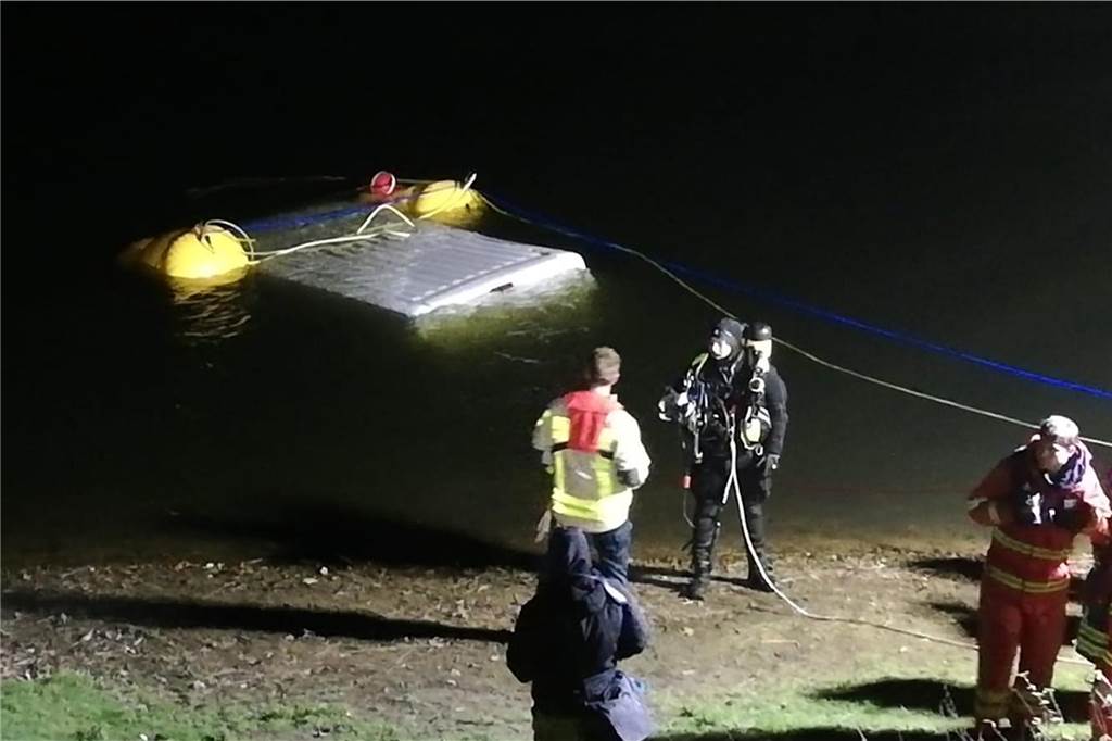 Polizei hat neue Ermittlungsergebnisse zum versenkten Transporter Bei Dunkelheit und schlammigem Wasser war der Einsatz besonders schwierig.