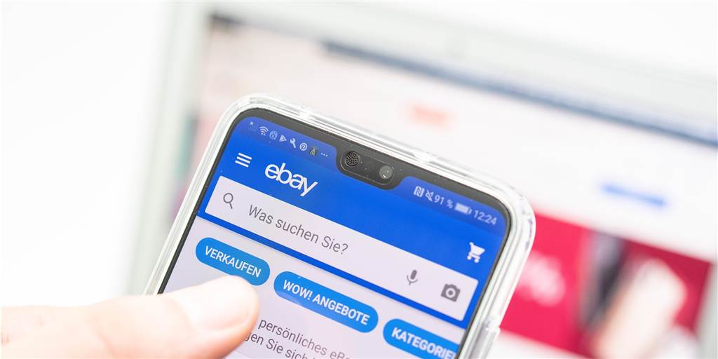Castrop-Rauxeler (39) wollte bei Ebay an Corona-Pandemie verdienen Ein Mann hält ein Smartphone in der Hand, auf dem die Seite von Ebay zu sehen ist.