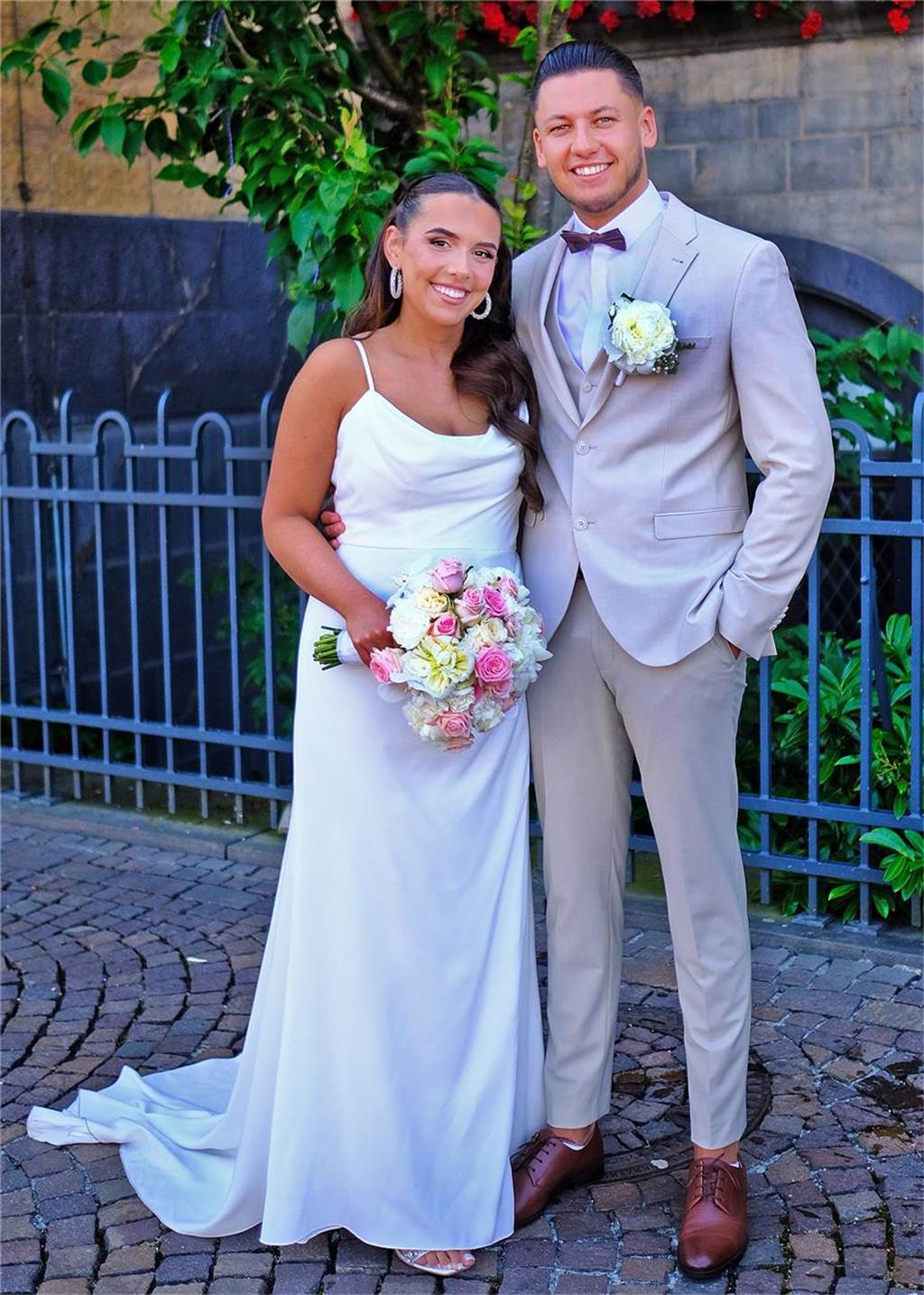 Die Eheleute Jasmin Hampel und Artur Reichel stehen nach ihrer Trauung vor dem Rathaus in Recklinghausen