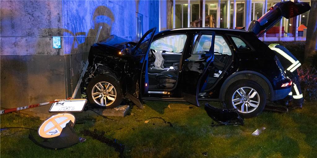 Audi rast frontal in die Fassade des Jugendamts in Dortmund Bei einem Alleinunfall ist ein Audi frontal in die Fassade des Jugendamts gekracht.