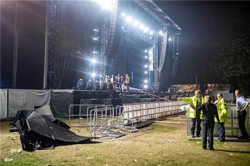 LED-Leinwand umgestürzt: Mehr als 20 Verletzte bei Konzert von Materia und Casper in Essen Bei einem Auftritt der Rapper Materia und Casper bei einem großen Rap-Konzert stürzte während eines schweren Unwetters eine LED-Leinwand um.