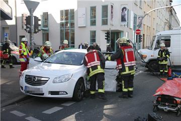 Bei einem Autounfall auf der Hamburger Straße wurde eine Frau verletzt. Die Hamburger Straße ist stadteinwärts gesperrt.