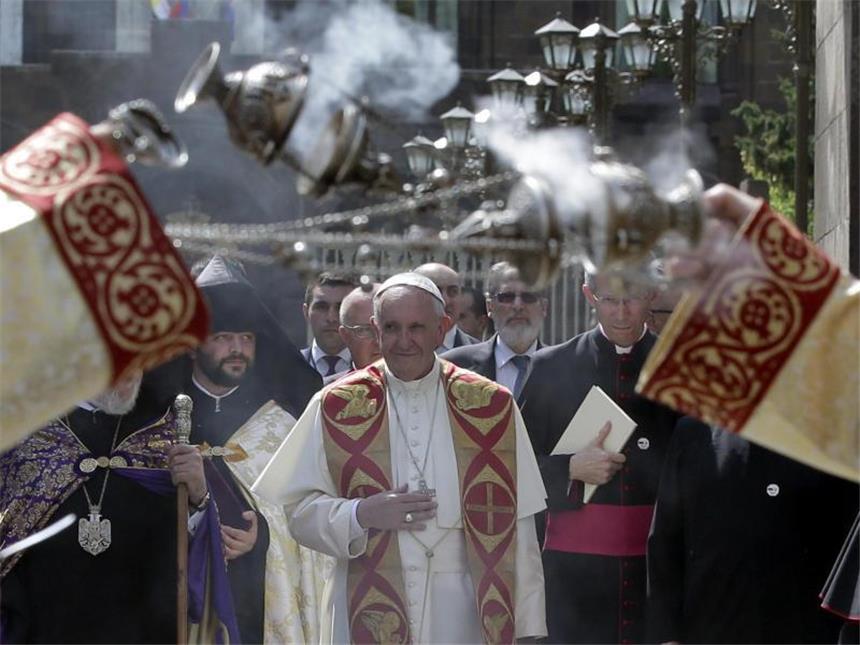 Papst ruft auf Armenien-Reise zum Frieden auf Bei einem Besuch im Südkaukasus verurteilte Papst Franziskus die Verfolgung der Armenier im Ersten Weltkrieg als «Völkermord». Foto: Ettore Ferrari