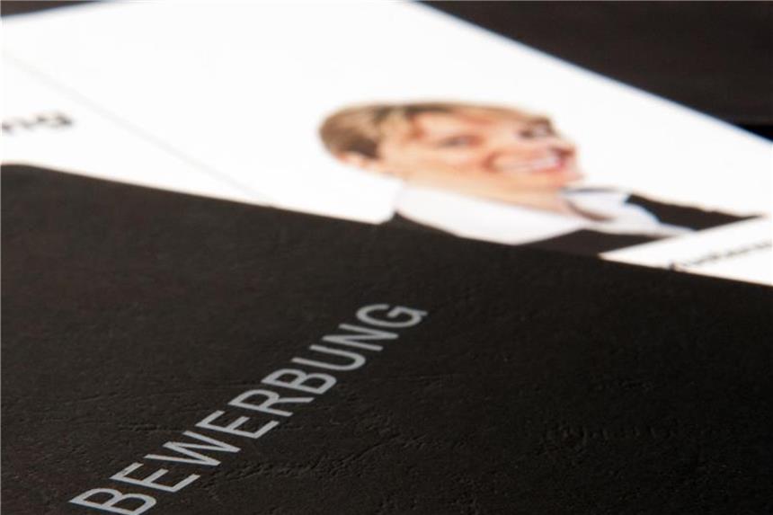 Im Bewerbungsgespräch richtig nachfragen Bei einem Bewerbungsgespräch sollten Bewerber sich nicht nur ausfragen lassen. Einen guten Eindruck macht, wer selbst geschickt Fragen stellt. Foto: Sophie Mono