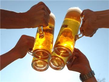 Bei einem Bier in fröhlicher Runde bleibt es meist nicht. Foto: Peter Endig