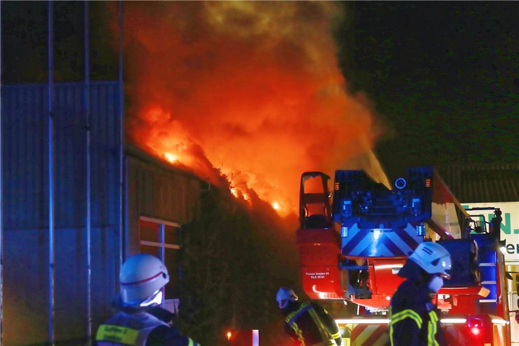 Unternehmer-Trost nach dem Großbrand: „Enzo, ich weiß, wie du leidest“ Bei einem Brand am Montagabend (17. Januar 2022) wurde die Halle des Pulverbeschichtungsunternehmens am Südlohner Weg in Stadtlohn zerstört.