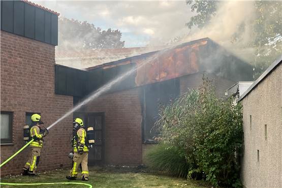 Viele Fotos: Feuerwehr rückt zur Erlöserkirche in Henrichenburg aus