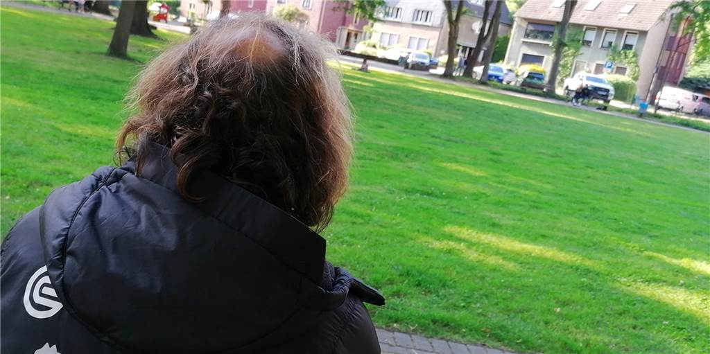 Jochens Schicksal bewegt die Menschen: Nun ist seine Bank im Park leer Bei einem Brand im ehemaligen "Café Chaos" verlor Jochen seinen Schlafplatz. Seitdem lebte er 24 Stunden im Park. Seit Tagen ist seine Bank dort leer.