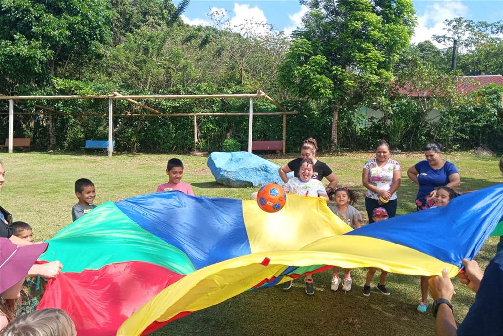 Familie van Hal setzt ihr Jahr Auszeit in Costa Rica fort Bei einem der drei Projekte für die Kinder des kleinen Ortes Longo Mai in Costa Rica.