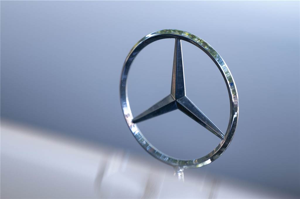 Unbekannte brechen Audi und Mercedes in Herbern auf Ein Mercedes-Stern
