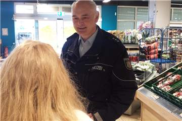 Bei einem Diebstahl im Supermarkt (Symbolbild) wird eine 23-jährige Frau aus Werne gestellt. Zufällig werden bei ihr auch noch Drogen gefunden.