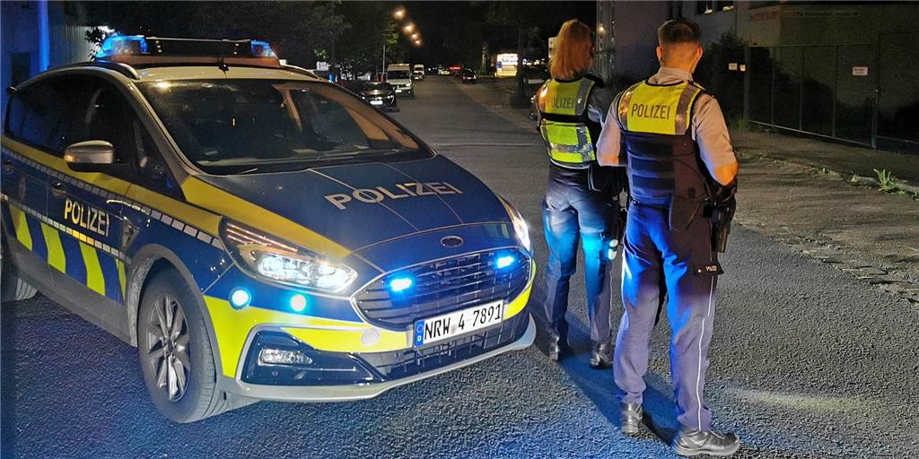 Polizistin schoss Einbrecher in Dortmund in den Kiefer: Konsequenzen für die Beamtin? Bei einem Einsatz in Brackel hatte eine Polizistin Ende Juni auf einen Einbrecher geschossen und ihn schwer verletzt. Unser Archivbild zeigt Polizeibeamte bei dem Einsatz, die das Gelände sichern.