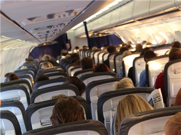 Bei einem Flug leiden die Beine. Foto: Christian Charisius/dpa
