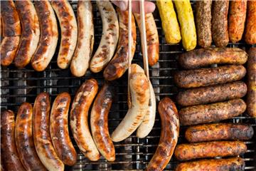 Bei einem Gasgrill ist Vorsicht geboten. Vor dem Anschließen muss etwa das Ventil geschlossen werden. Foto: Patrick Pleul