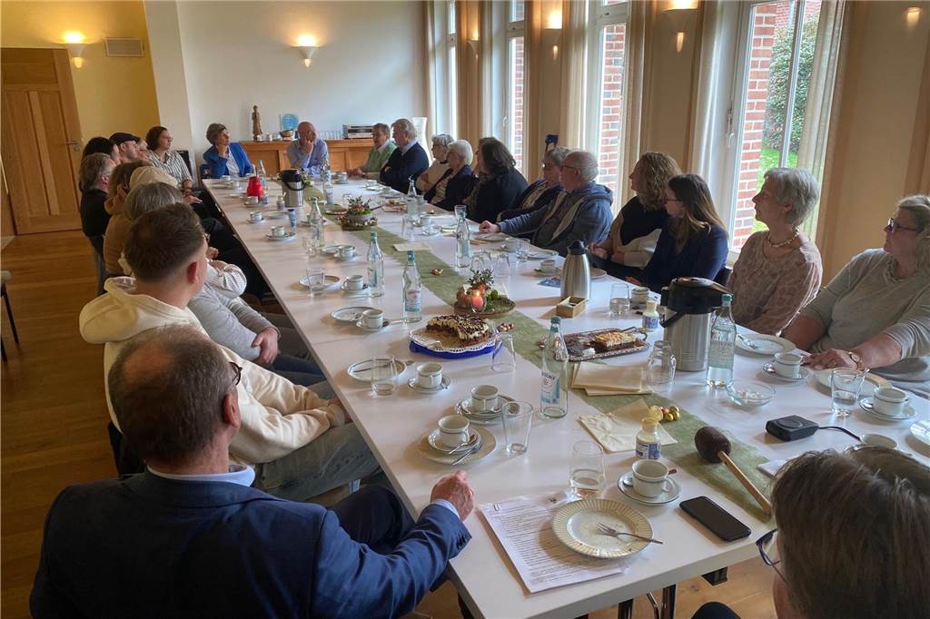 Lionsclub vergibt 32.500 Euro Spenden an 24 Institutionen Bei einem gemeinsamen Kaffeetrinken hat der Lionsclub die Spenden an die Institutionen überreicht. Auch solche Treffen gehören für den Club fest zum Konzept. Um Akteure miteinander zu verbinden und ins Gespräch zu bringen.