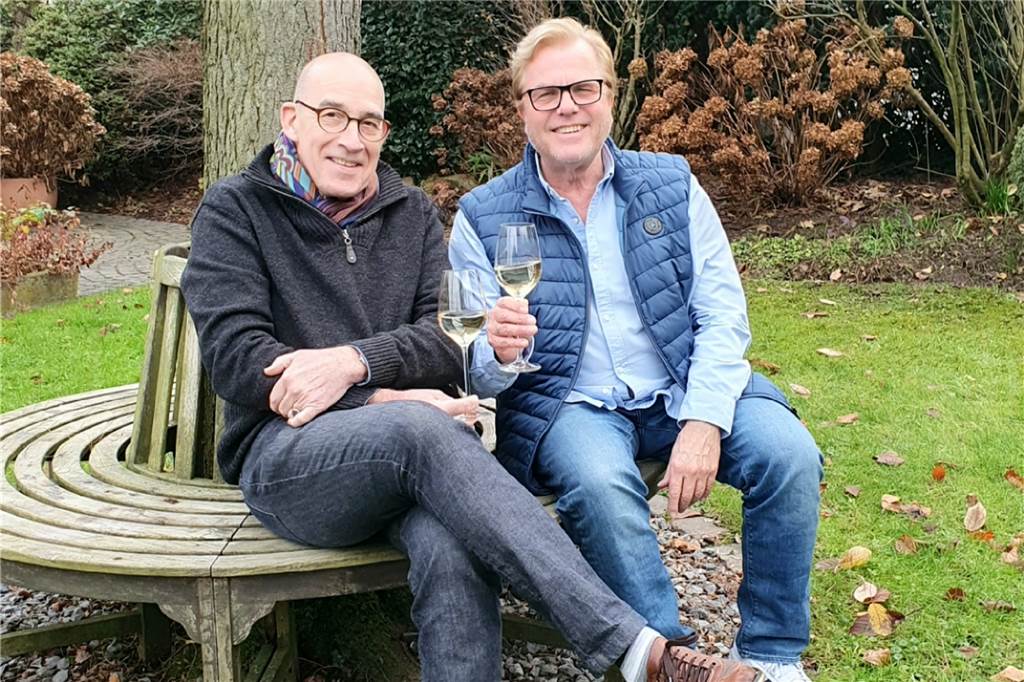 Arno Kindermann startet mit „KunstVest“: Kulturwoche als Auftakt Bei einem Glas Wein auf der Rundbank im Garten haben Arno Kindermann (r.) und Stephan Schmitz die Ideen zu KunstVest entwickelt.