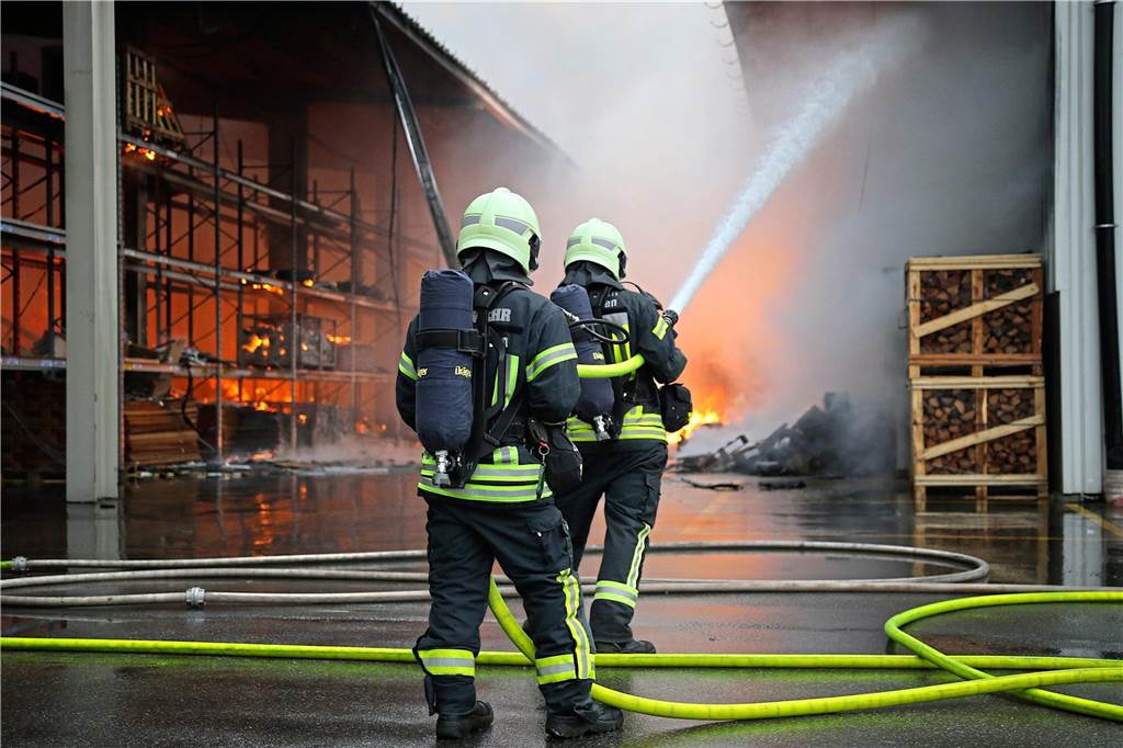 Komplettbrände bei Hagebau – das passiert immer wieder Bei einem Großbrand am 1. März 2020 am Hagebau-Logisitik-Standort in Herten-Süd sind mehrere Baustoff-Lager in Flammen aufgegangen.