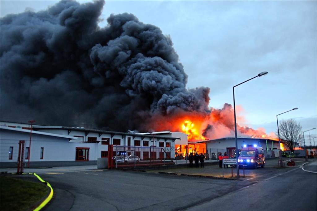 Bei einem Großbrand am 1. März 2020 am Hagebau-Logisitik-Standort in Herten-Süd sind mehrere Baustoff-Lager in Flammen aufgegangen.
