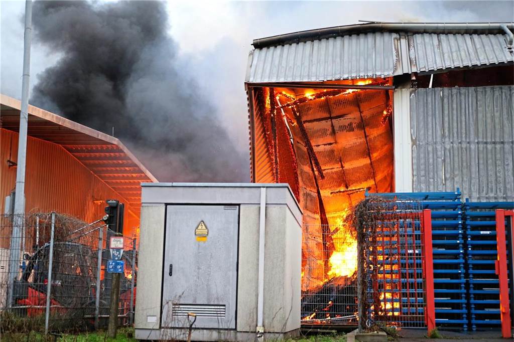 Bei einem Großbrand am 1. März 2020 am Hagebau-Logisitik-Standort in Herten-Süd sind mehrere Baustoff-Lager in Flammen aufgegangen.