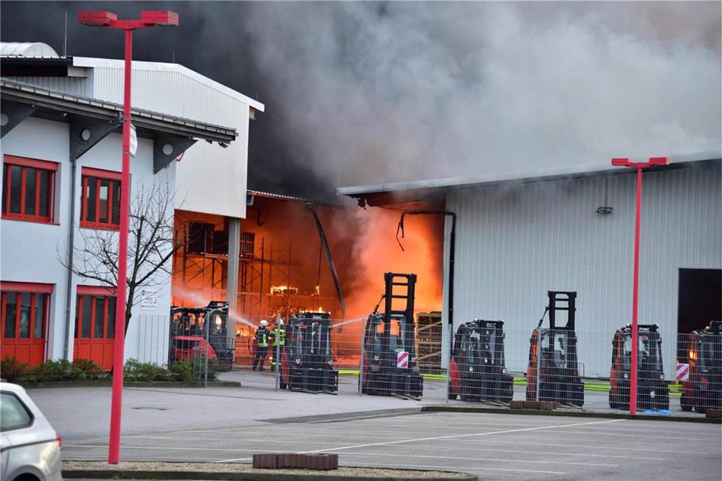 Bei einem Großbrand am 1. März 2020 am Hagebau-Logisitik-Standort in Herten-Süd sind mehrere Baustoff-Lager in Flammen aufgegangen.