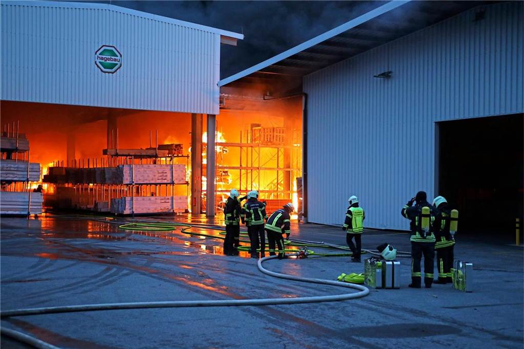 Bei einem Großbrand am 1. März 2020 am Hagebau-Logisitik-Standort in Herten-Süd sind mehrere Baustoff-Lager in Flammen aufgegangen.