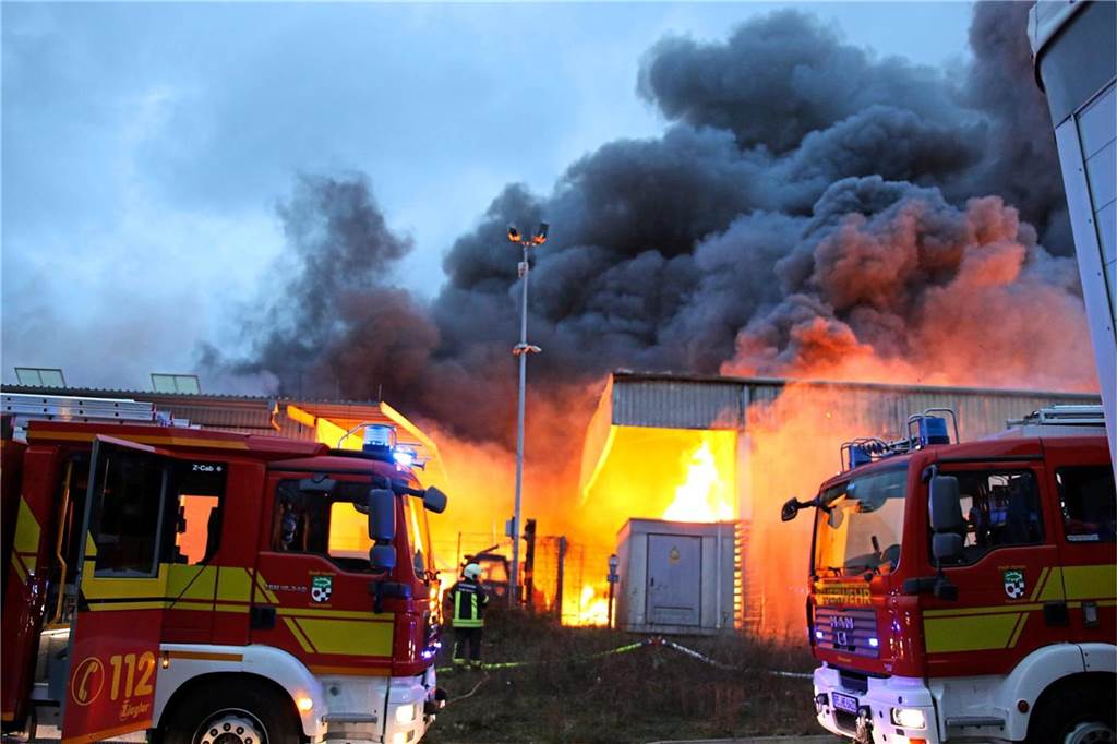 Bei einem Großbrand am 1. März 2020 am Hagebau-Logisitik-Standort in Herten-Süd sind mehrere Baustoff-Lager in Flammen aufgegangen.
