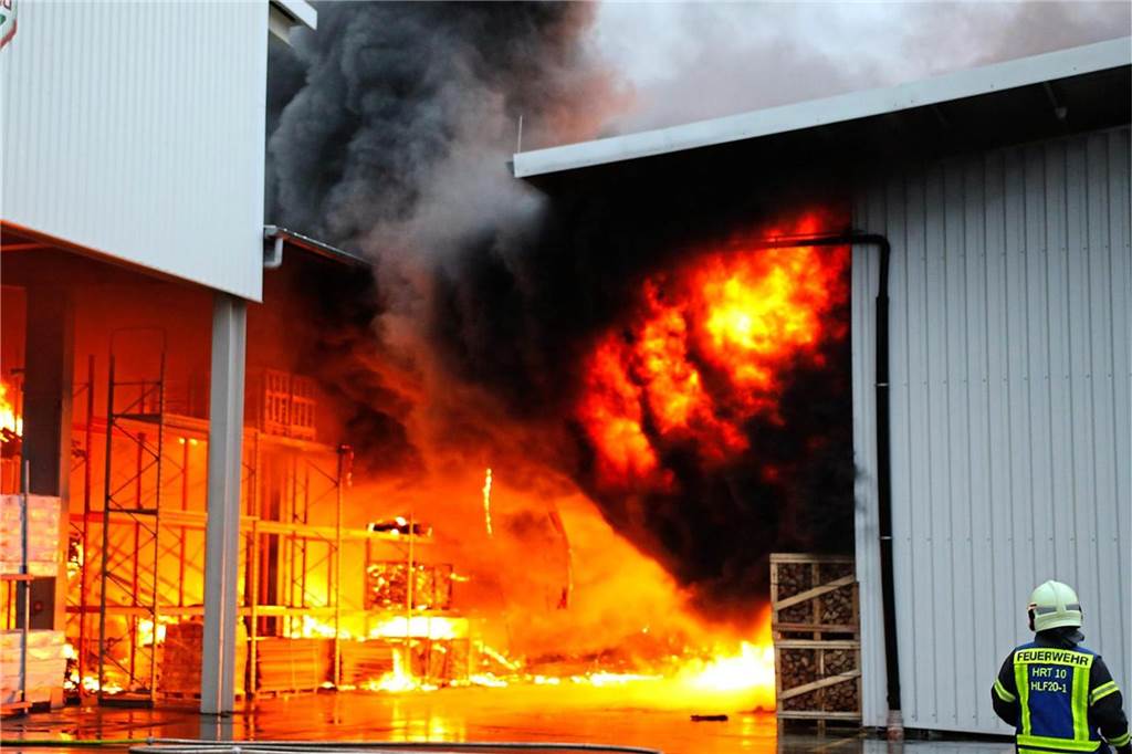 Bei einem Großbrand am 1. März 2020 am Hagebau-Logisitik-Standort in Herten-Süd sind mehrere Baustoff-Lager in Flammen aufgegangen.