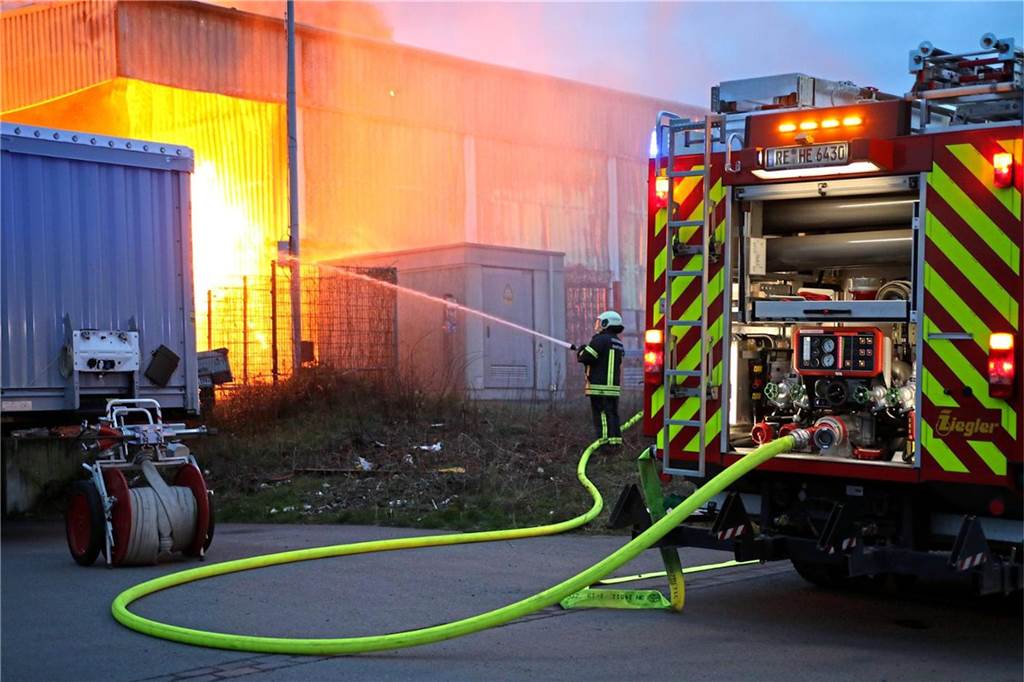 Bei einem Großbrand am 1. März 2020 am Hagebau-Logisitik-Standort in Herten-Süd sind mehrere Baustoff-Lager in Flammen aufgegangen.