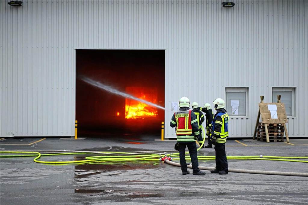Bei einem Großbrand am 1. März 2020 am Hagebau-Logisitik-Standort in Herten-Süd sind mehrere Baustoff-Lager in Flammen aufgegangen.