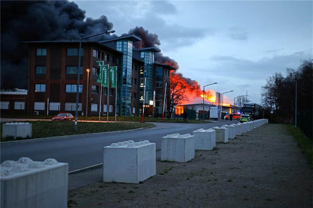 Bei einem Großbrand am 1. März 2020 am Hagebau-Logisitik-Standort in Herten-Süd sind mehrere Baustoff-Lager in Flammen aufgegangen.