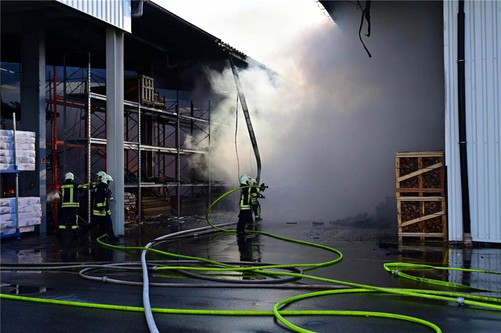 Bei einem Großbrand am 1. März 2020 am Hagebau-Logisitik-Standort in Herten-Süd sind mehrere Baustoff-Lager in Flammen aufgegangen.
