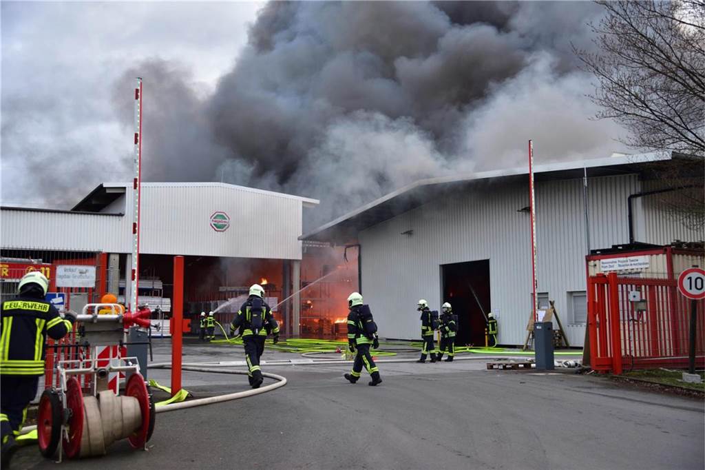 Bei einem Großbrand am 1. März 2020 am Hagebau-Logisitik-Standort in Herten-Süd sind mehrere Baustoff-Lager in Flammen aufgegangen.