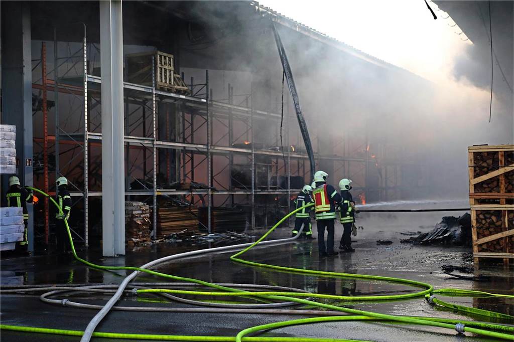 Bei einem Großbrand am 1. März 2020 am Hagebau-Logisitik-Standort in Herten-Süd sind mehrere Baustoff-Lager in Flammen aufgegangen.