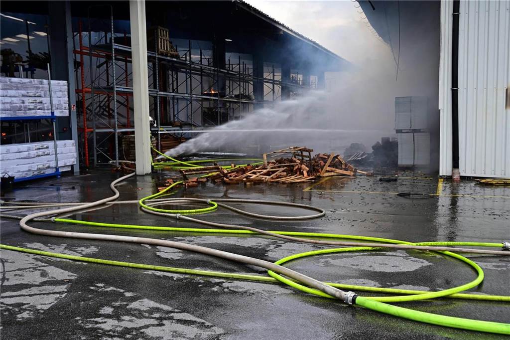 Bei einem Großbrand am 1. März 2020 am Hagebau-Logisitik-Standort in Herten-Süd sind mehrere Baustoff-Lager in Flammen aufgegangen.