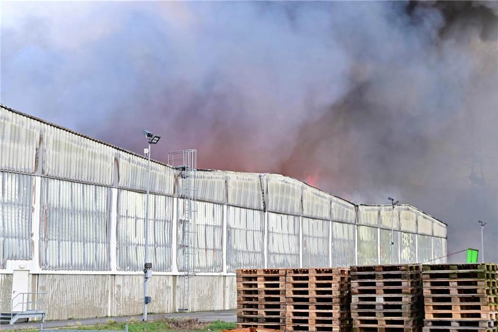 Bei einem Großbrand am 1. März 2020 am Hagebau-Logisitik-Standort in Herten-Süd sind mehrere Baustoff-Lager in Flammen aufgegangen.