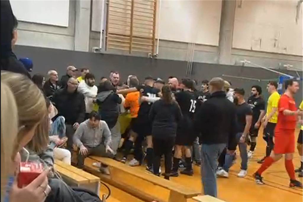 Stellungnahme zum Pistolenschuss beim Turnier in Hamm: Gewalttaten „haben neue Dimension erreicht“ Screenshot aus dem Video, das die Gewaltaktion zeigt: Bei einem Hallenfußballturnier in Hamm kam es zu einer Massenschlägerei und dem Einsatz einer Schreckschusspistole.