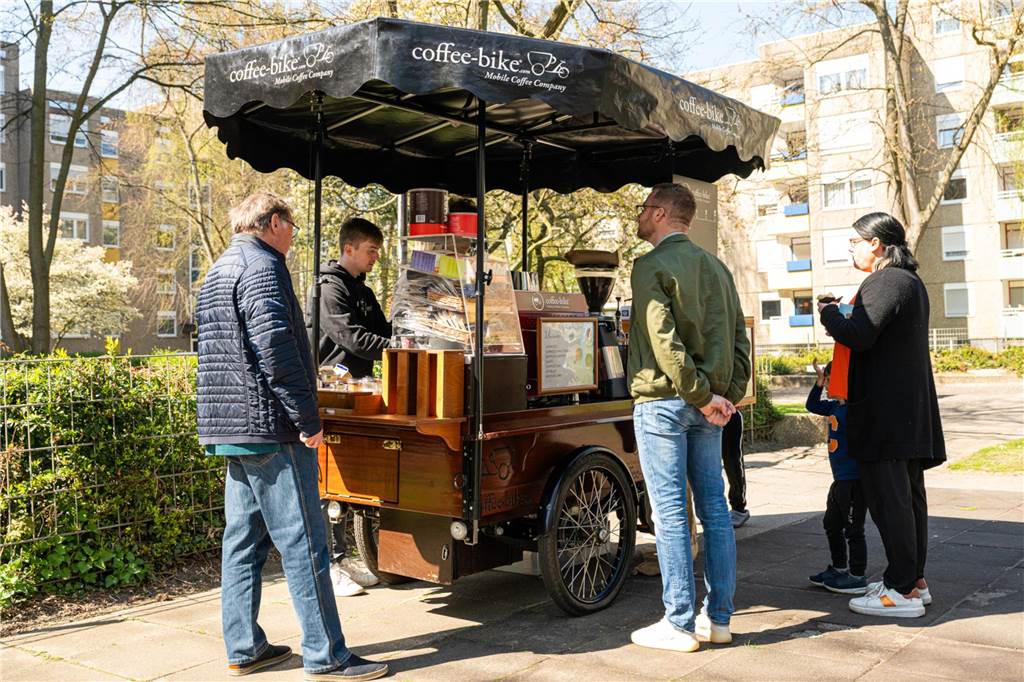 Nachbarschaftsaktion von Vonovia bringt Menschen zusammen Bei einem Heißgetränk oder einer Leckerei des Coffee-Bikes tauschte sich die Nachbarschaft aus.