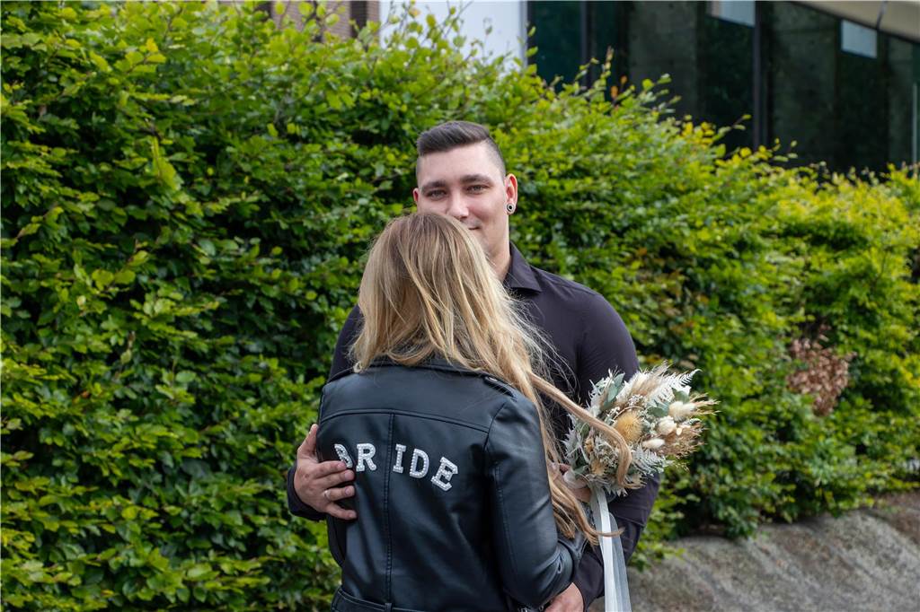 Verlobung mit Schnitzeljagd: Laura Stratmann und Tim Husemann heiraten Bei einem Hochzeitsspiel löste sich ein Buchstabe vom Schriftzug auf der Lederjacke der Braut.