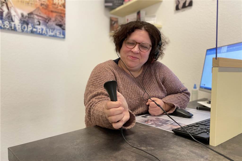 „ICH geHÖRE daZU“: Welttag des Hörens in Castrop-Rauxel Patricia Schmidt seigt, wie ein Hörtest funktioniert.