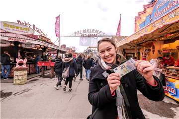 Bei einem kurzen Rundgang über die Palmkirmes sind 20 Euro schnell ausgegeben.