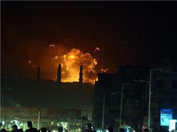 Bei einem Luftangriff auf Sanaa im Jemen explodiert ein Waffenlager. Foto: Jaber Ghurab