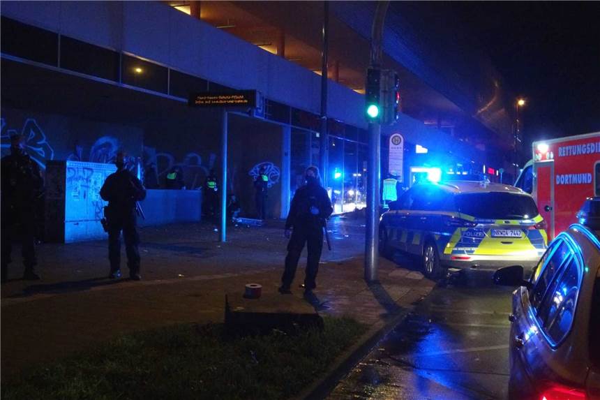 Bei einem Messerangriff am Hörder Bahnhof in Dortmund wurde ein 41-Jähriger Mann getötet und sein Sohn verletzt. Die Polizei war in der Halloween-Nacht mit vielen Kräften im Einsatz.