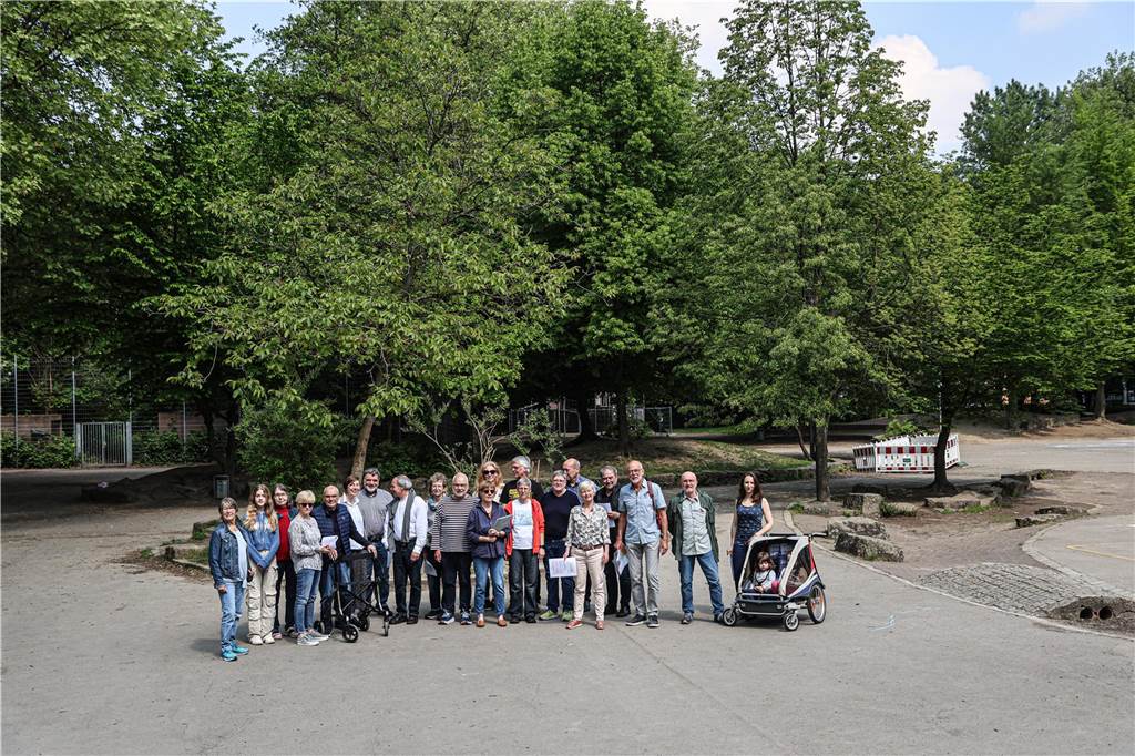 Kreuz-Grundschule: Anwohner protestieren gegen Neubaupläne der Stadt Bei einem Neubau werde vom Schulhof nicht viel übrig bleiben und möglicherweise müssten auch Bäume gefällt werden, argumentieren die Bürger.