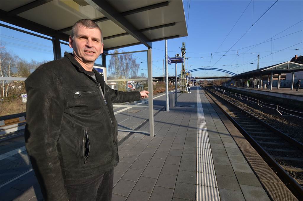 Deutsche Bahn: Was wird aus dem historischen Dortmunder Bahnsteigdach? Bezirksvertreter Jürgen Utecht auf dem Mengeder Bahnsteig.