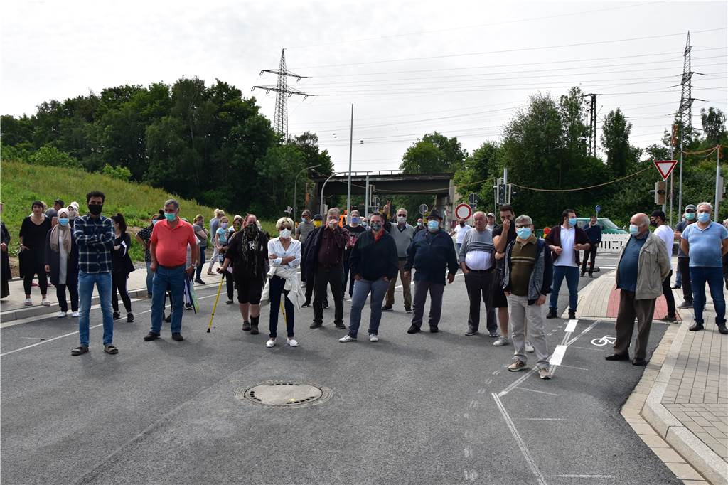 Ärger um Anliegerstraße: Anwohner sind sich untereinander nicht einig Bei einem Ortstermin im Sommer hatten sich viele Anwohner eingefunden, um gegen die neue Verkehrsführung zu protestieren