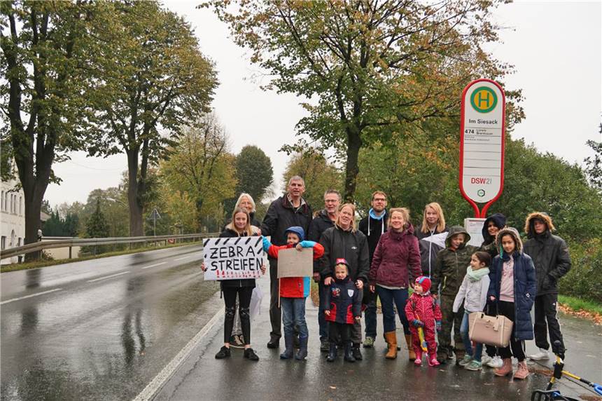 Schüler in Gefahr: Anwohnern reicht ein Geschwindigkeits-Display nicht Bei einem Ortstermin mit den Bezirksvertretern der Mengeder Grünen erneuerten Anwohner ihre Forderung nach einer Ampel oder einem Zebrastreifen an der Königsheide.