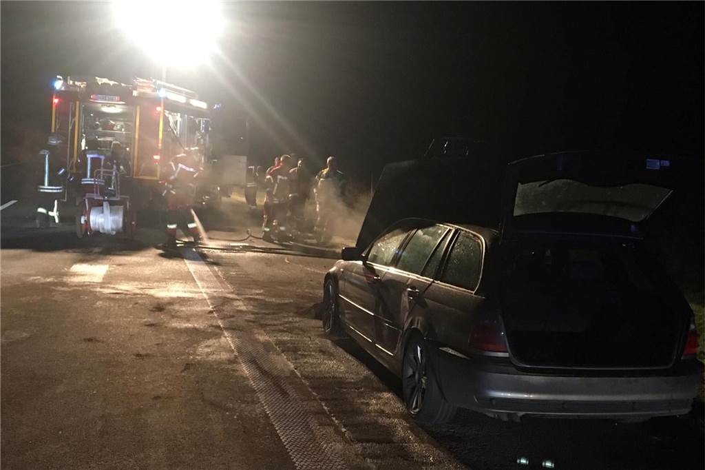 Einsätze auf A31: Wenn der Löschzug Heek trotz Blaulicht links überholt wird Bei einem PKW-Brand am 31. Oktober musste der Löschzug Heek ebenfalls auf die Autobahn 31. Wie zu sehen, wird bei Einsätzen in der Dunkelheit die Unfallstelle ausgeleuchtet.