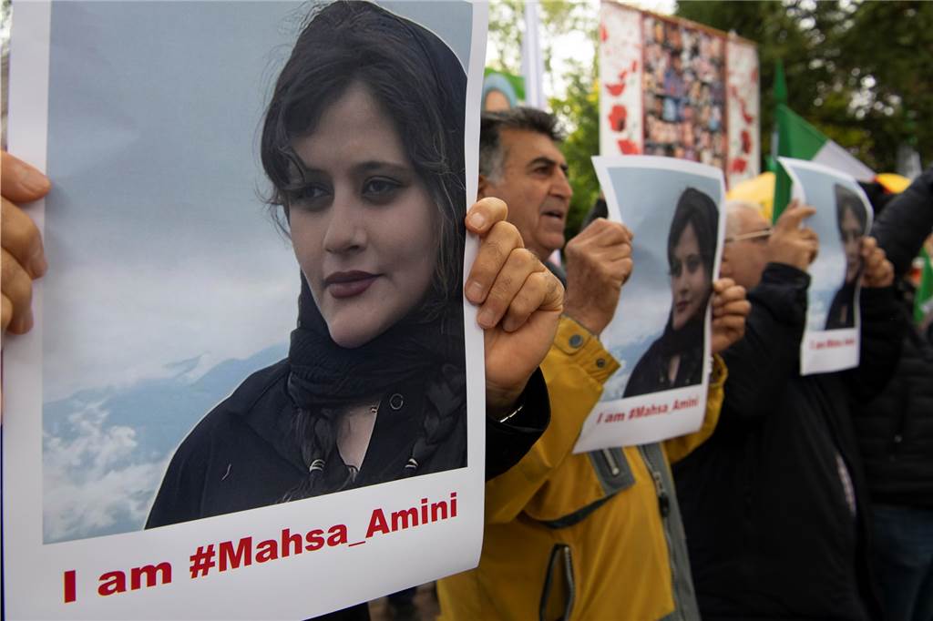 „Nachts werden die Leichen beseitigt“ – Nahid Farshi aus Dortmund flüchtete selbst aus Iran Bei einem Protest des Nationalen Widerstandsrates Iran (NWRI) vor der iranischen Botschaft in Berlin halten Teilnehmer Bilder der verstorbenen Mahsa Amini in Händen.